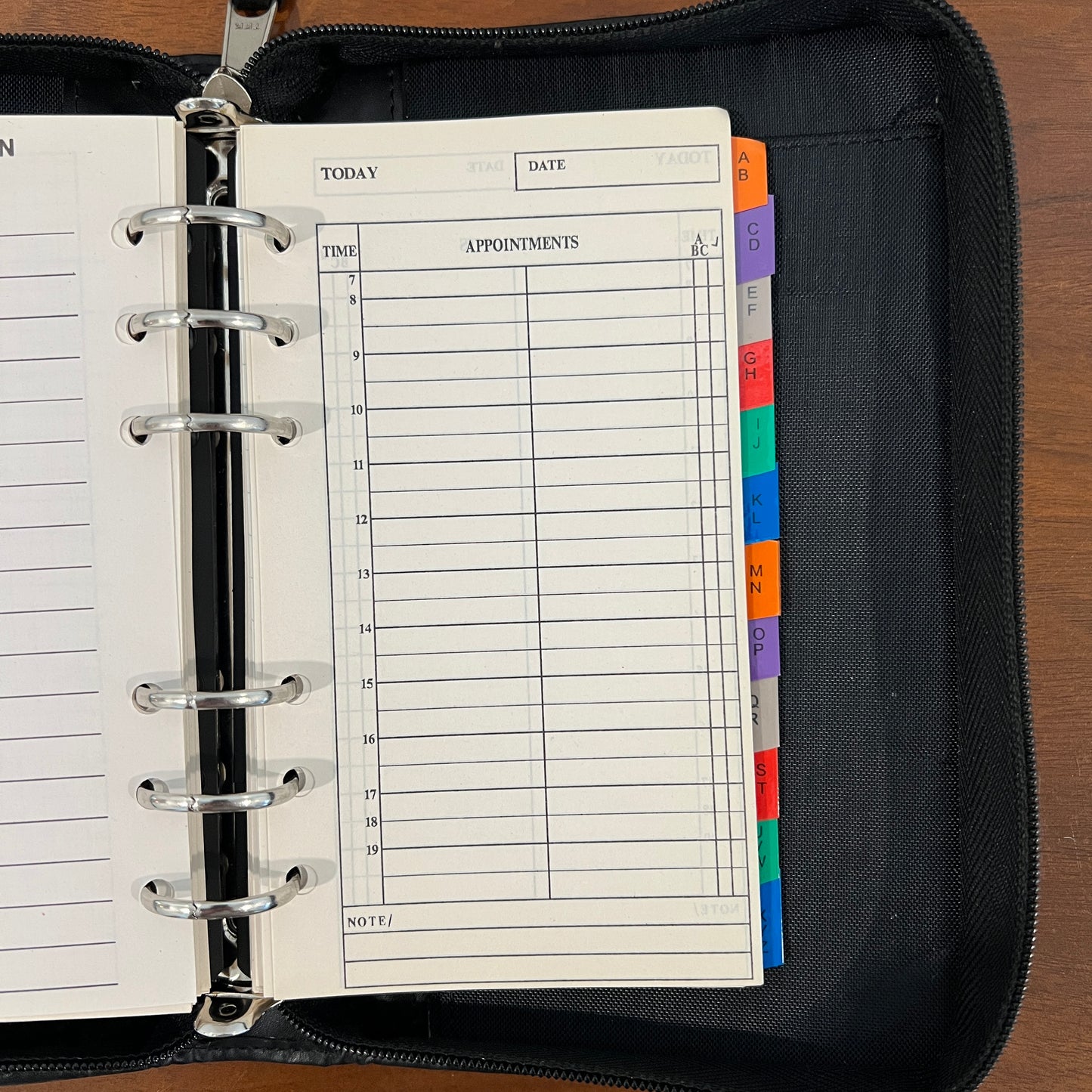 Vintage 2000s Day-Timer Black Leather 6-Ring Zip Around Personal Agenda