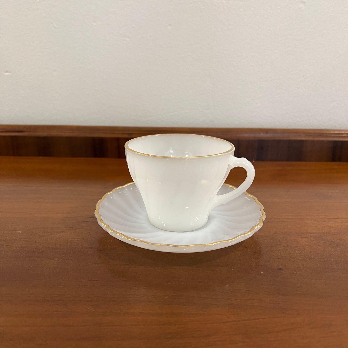 Set of 4 Vintage 1960s/1970s Fire King by Anchor Hocking Golden Shell Milk Glass Tea Cups & Saucers